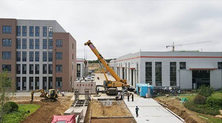 邁上新臺階——普華重工集團門牌石安裝到位